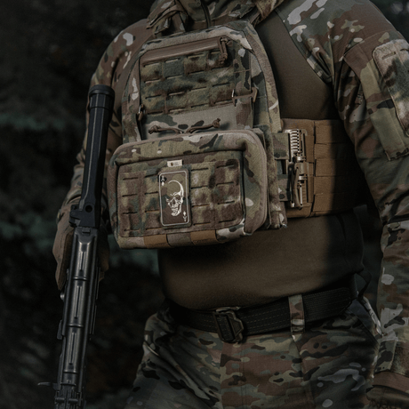 M-Tac Patch Face of War (Broderi) Cordura 500D:ssä, kallo pataässän kortissa, kiinnitetty taktiseen liiviin.