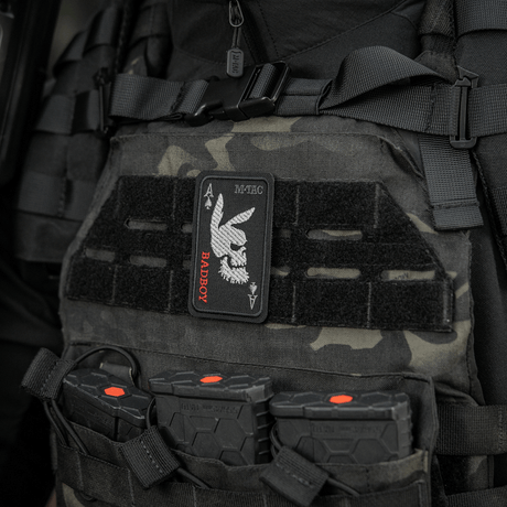 M-Tac Patch Bad Boy (Broderi) kiinnitetty taktiseen liiviin, ace of spades -motiivi ja jyrkkä jäniksen kallo, Cordura 500D, 8 x 5 cm.
