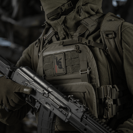 M-Tac Patch Bad Boy (brodeerattu) univormussa, kapinallinen jäniksen kallo brodeerattu, militaristinen muotoilu, vapauden ja rohkeuden symboli, Velcro-kiinnitys.