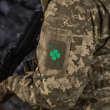M-Tac Patch Lucky Card (brodeerattu) maastopuvussa, apilanlehti brodeerattu Cordura 500D:hen, kiinnitetty Velcrolla, symboloi onnea ja suojaa.