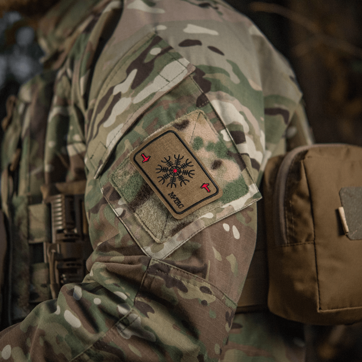 M-Tac Patch Kort Helm of Horror (Broderi) på camouflagejakke, broderet med vikinge-ægishjálmur, lavet af Cordura 500D, 8 x 5 cm.