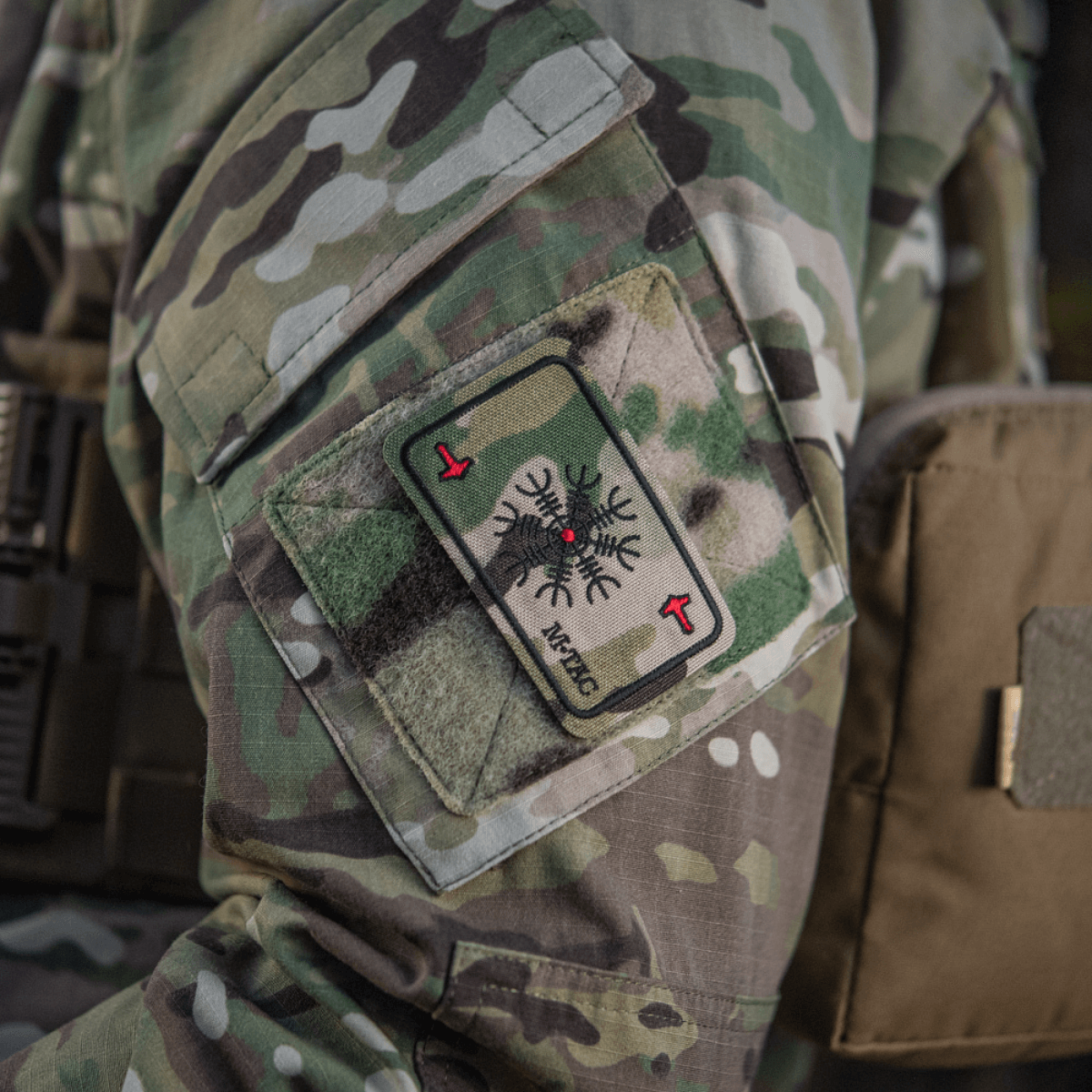 M-Tac Patch Kort Helm of Horror (Broderi) på camouflageuniform med ægishjálmur symbol, broderet Cordura 500D, slidstærkt og velcrofastgørelse.