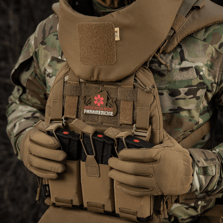 Taktinen varustus, jossa M-Tac Patch Viking Evac -kuvio näkyy maastokuvioisessa asussa.
