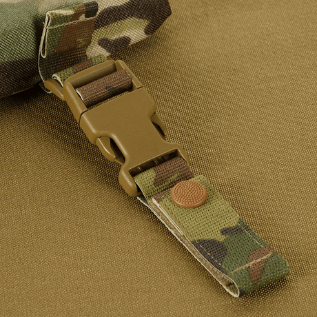 M-Tac Istuinalusta vyökiinnikkeellä ARMOR maastokuvioinnilla ja voimakkaalla soljella taktista kiinnitystä varten.