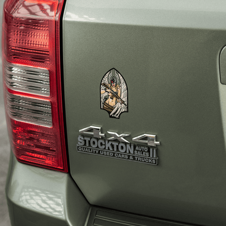 M-Tac Sticker Valkyrie monteret på bilbagklap, viser mytologisk krigsgudinde med M4 gevær i Arrowhead patch stil.