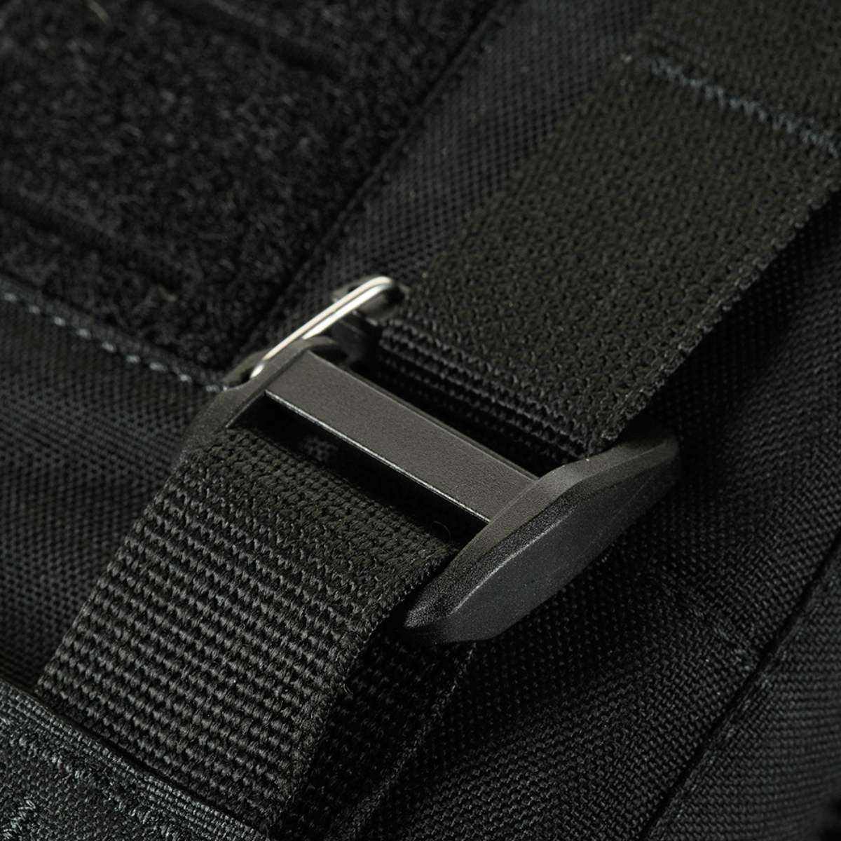 Detalje af M-Tac Plate Carrier Cuirass FAST QRS XL Gen.II spænde i sort Cordura 500D materiale.