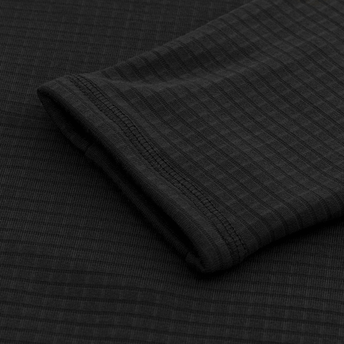 Close-up af M-Tac Thermal Fleece Trøje Delta Level 2 ærme med ribkant og polyesterstof til kolde klimaer.