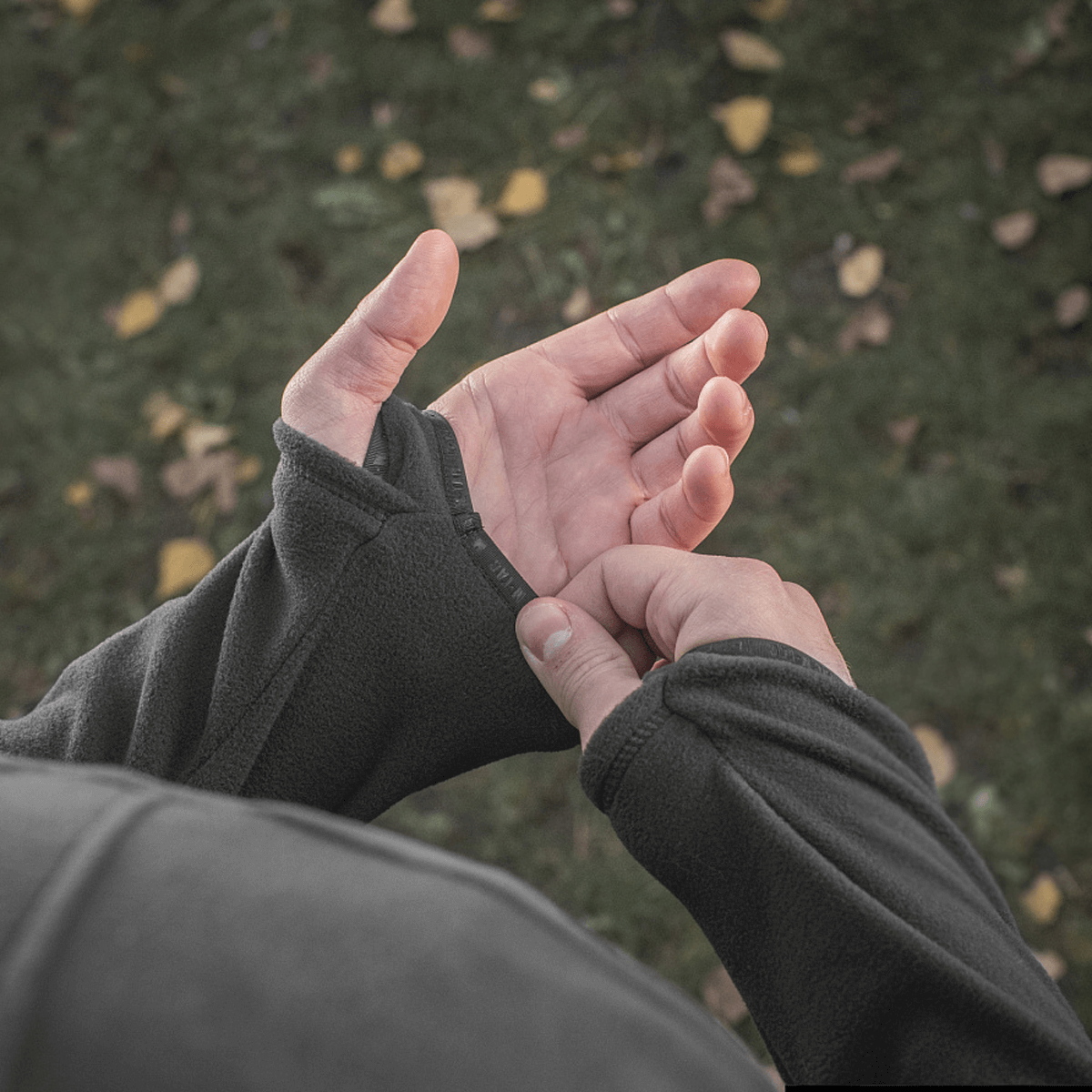 Detaljebillede af M-Tac Delta Polartec Fleecejakke med tommelfingerhuller, lavet af slidstærkt og blødt Polartec® Micro Series-fleece.