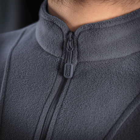 Detaljebillede af M-Tac Delta Polartec Fleecejakke med lynlås, fremstillet af blød og varm Polartec® Micro Series-fleece.