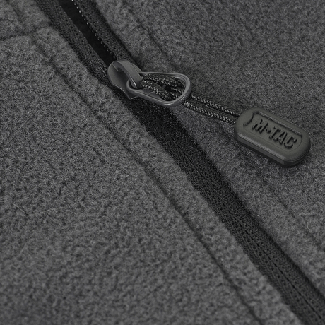 Nærbillede af grå lynlås på M-Tac Delta Polartec Fleecejakke, lavet af Polartec® Micro Series-fleece, der fremhæver jakken's kvalitet.