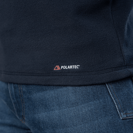 Nærbillede af M-Tac Delta Polartec Fleecejakke fremstillet af Polartec® Micro Series-fleece med diskret Polartec-logo på sømmen.