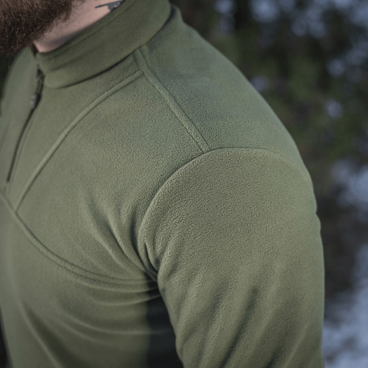 M-Tac Delta Polartec Fleecejakke i grøn med halv lynlås, ideel til kolde dage og lavet af slidstærk, åndbar Polartec® Micro Series-fleece.