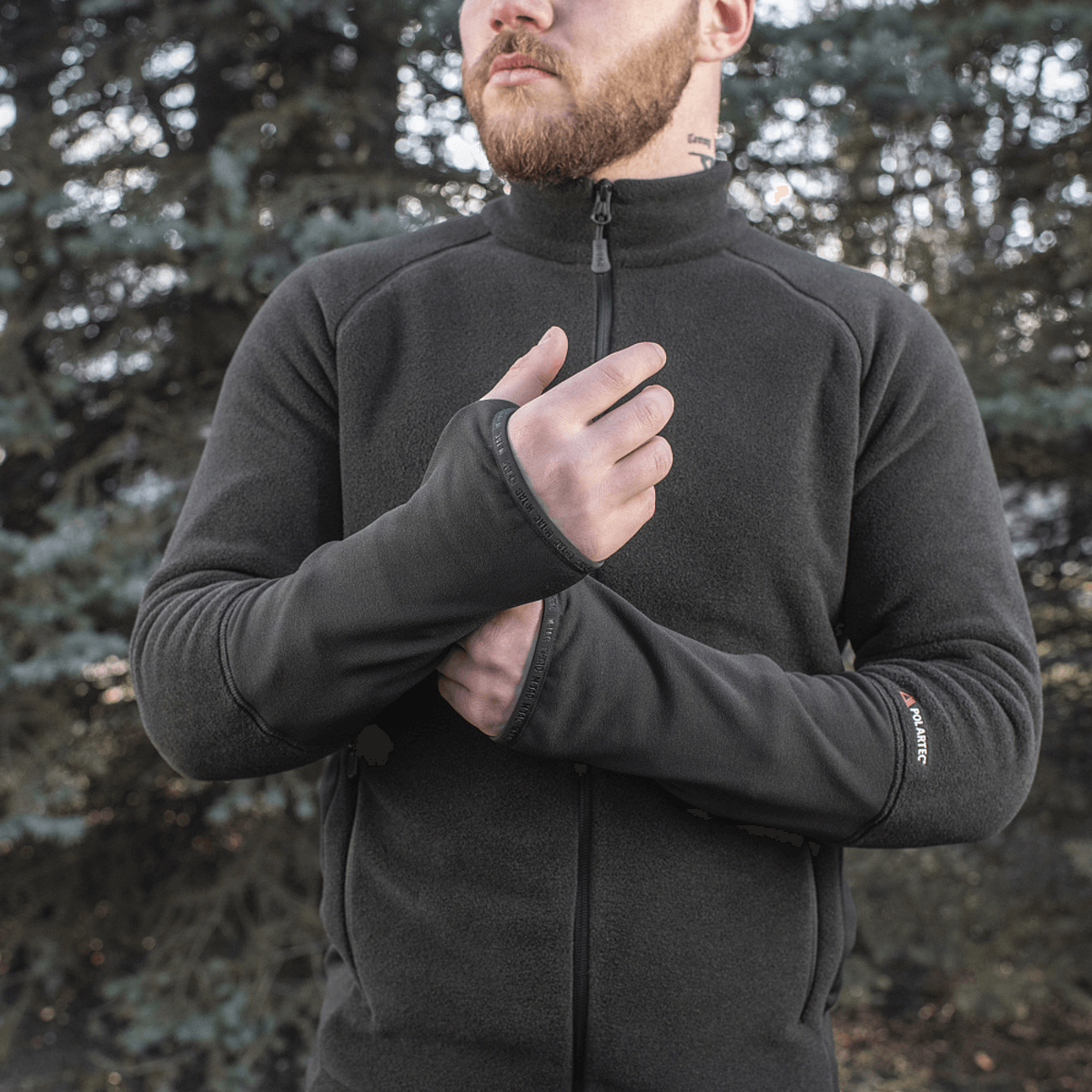 Mand iført M-Tac Polartec Sport Fleecejakke i naturen, ideel til overgangsperioder og koldt vejr, fremstillet af varm Polartec® 200 Series fleece