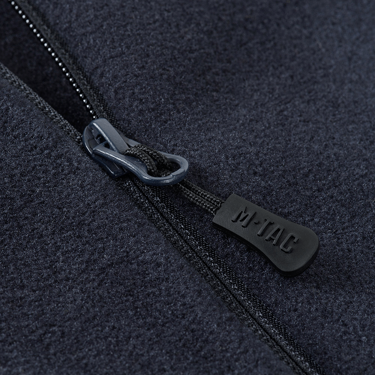 M-Tac Polartec Sport Fleecejakke lynlås detalje med Polartec® 200 Series fleece for optimal varmeisolering og komfort.