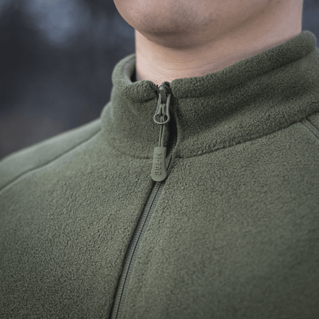 M-Tac Polartec Sport Fleecejakke i grøn farve med lynlås, ideel til overgangs- og koldt vejr. Fremstillet af premium Polartec® 200 Series fleece.