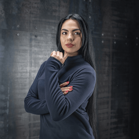 Kvinde iført M-Tac Delta Polartec Fleecejakke Dame i en elegant, funktionel stil for maksimal komfort og varme.