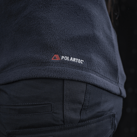 Nærbillede af M-Tac Delta Polartec Fleecejakke Dame, fremhævende Polartec-logoet på bagsiden af den slidstærke fleece.
