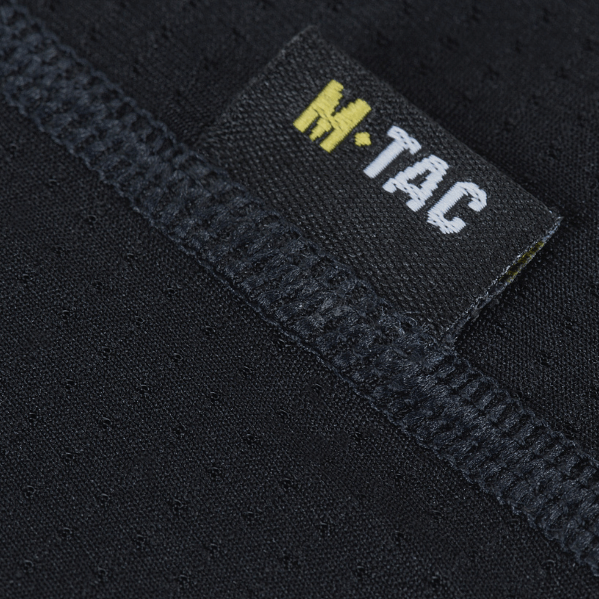 Nærbillede af M-Tac Athletic Tactical Gen.II T-shirt – funktionel t-shirt, der viser syninger og mærke.