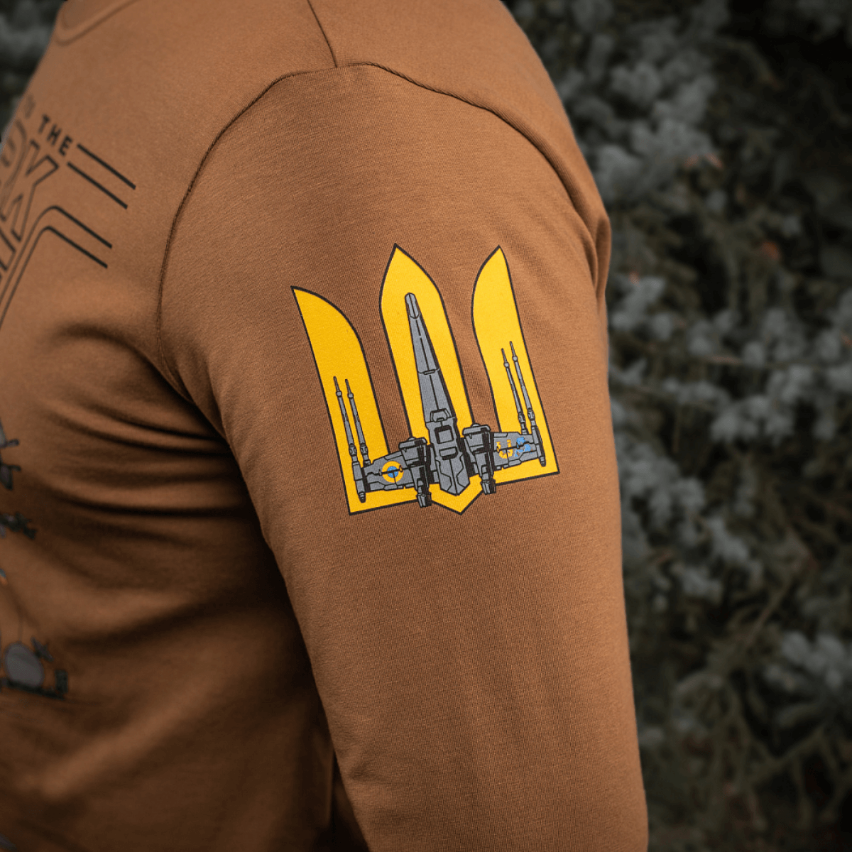 M-Tac T-Shirt UA Side Langærmet med unik designprint, brun farve, fremstillet af bomuld og elastan for optimal komfort og pasform.