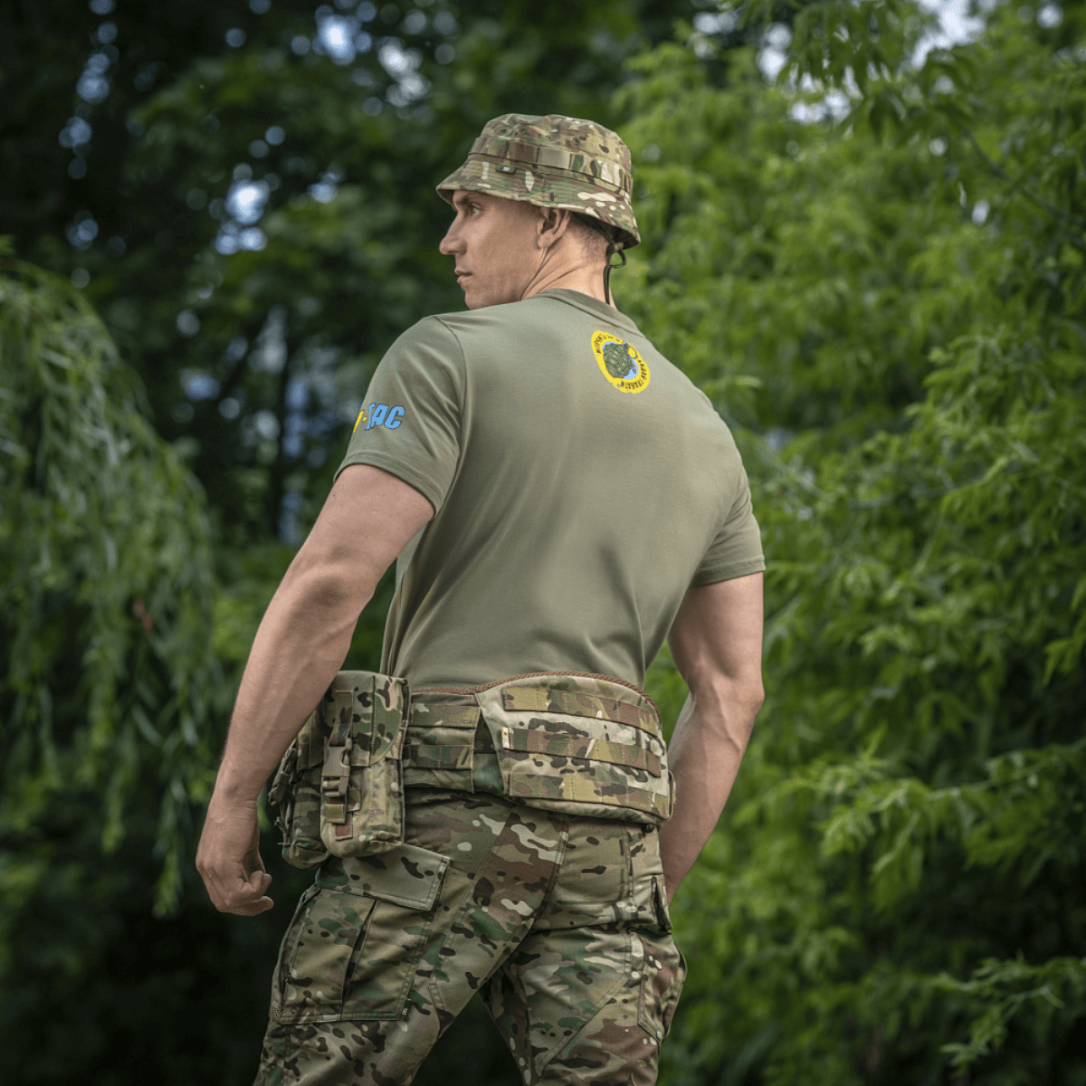 M-Tac T-Shirt Quadcopter i skovomgivelser, design med droner og patriotisk motiv, komfortabel og holdbar bomulds-t-shirt.