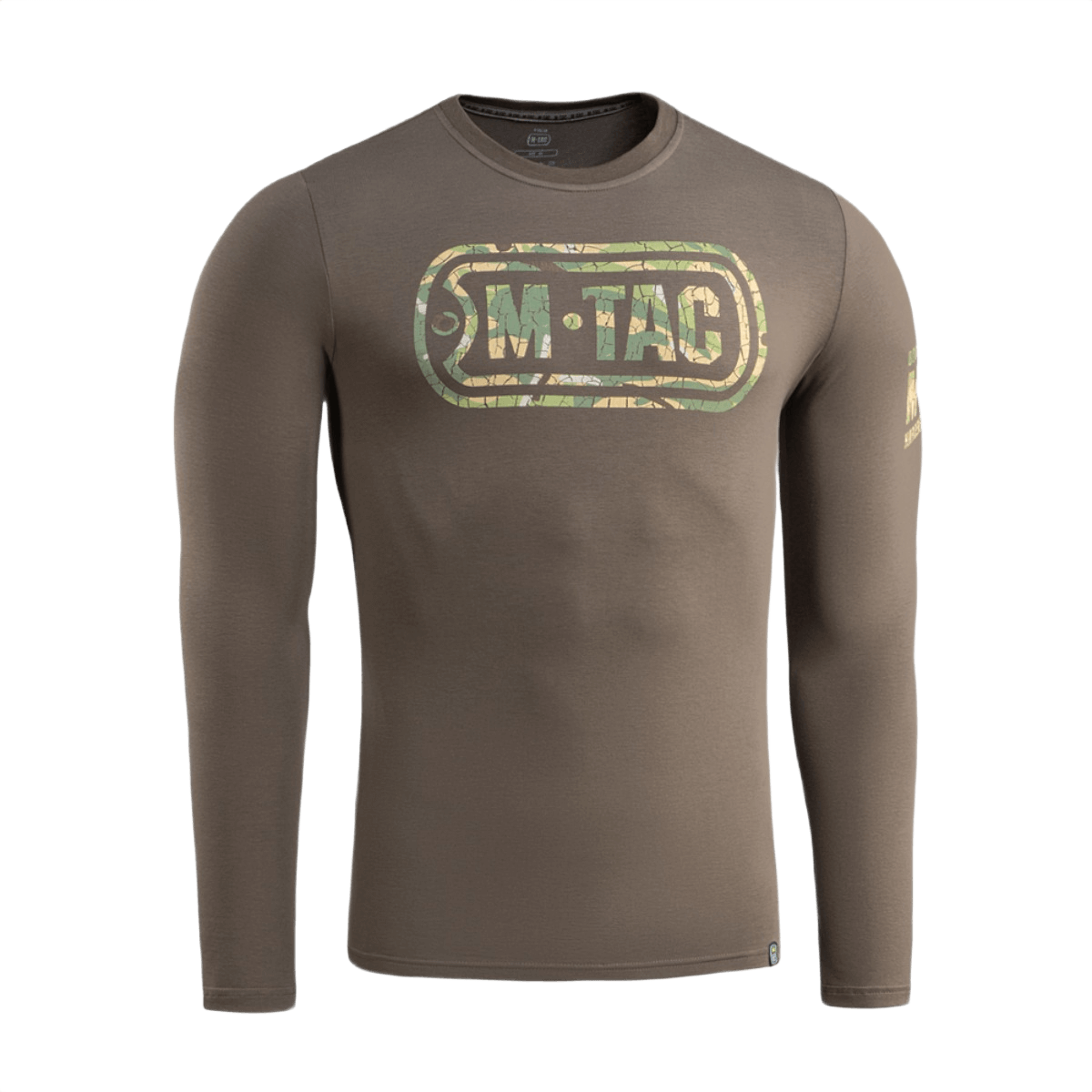 M-Tac T-Shirt Logo Long Sleeve i camouflage med ikonisk logo og slogan, velegnet til hverdag og taktiske aktiviteter, frontvisning.