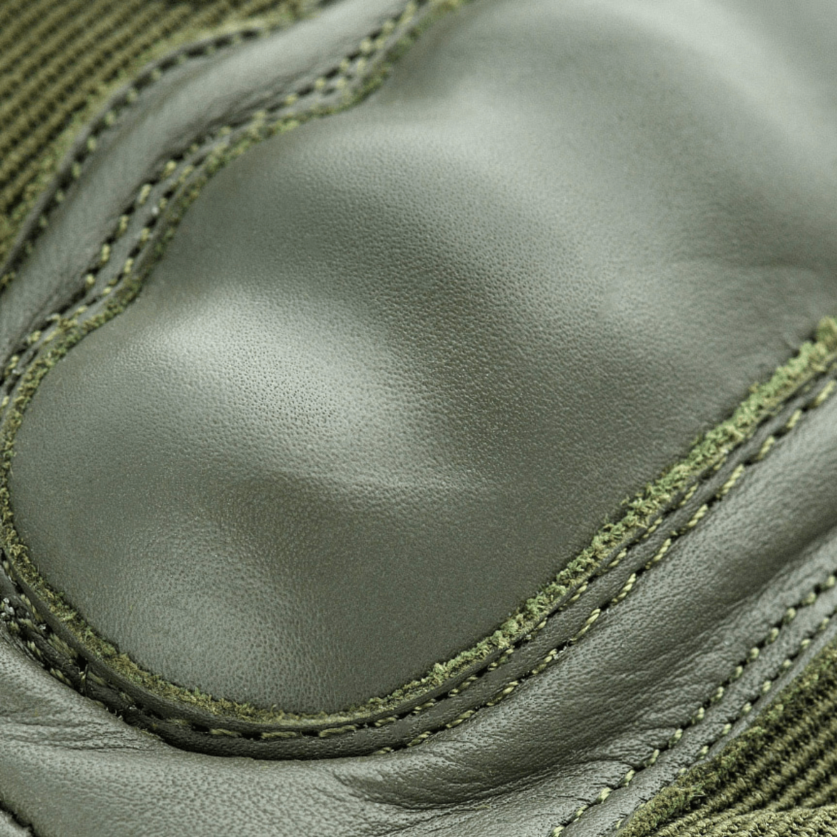 Detalje af M-Tac Handsker Assault Tactical Mk.4 med forstærket håndflade i ægte læder og kno pads til sikker pasform.