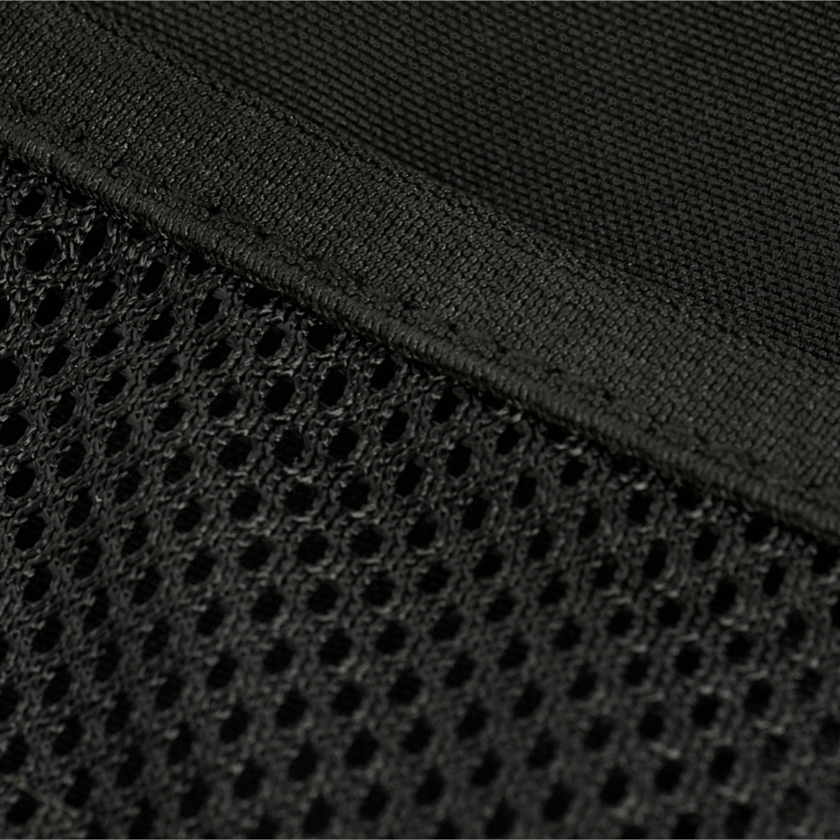 Nærbillede af M-Tac Assistant Taske i sort mesh og stofmateriale for holdbarhed og stil.