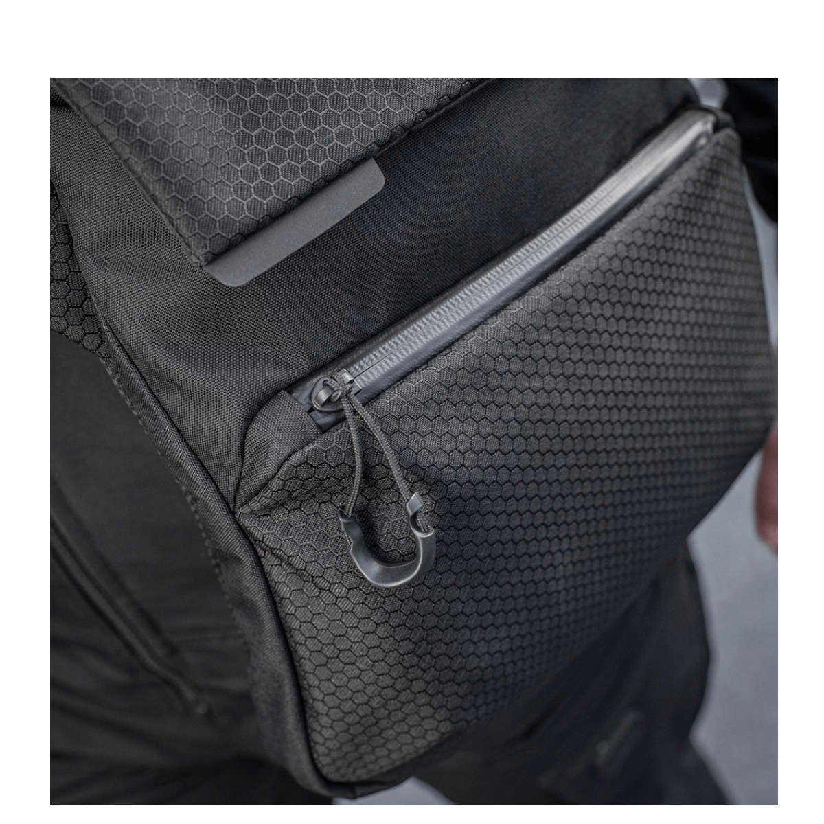 M-Tac Konvert Taske Elite i slidstærkt Cordura materiale med justerbar skulderrem og let adgang via magnetventil.