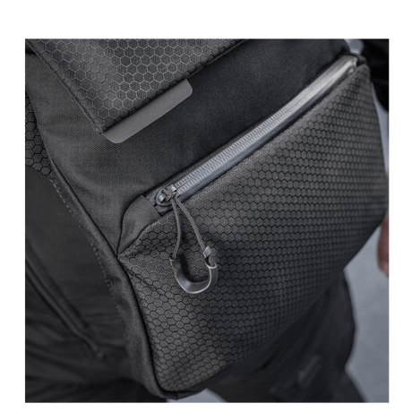M-Tac Konvert Taske Elite, Cordura-materiaalia, säädettävä olkahihna ja helppo avaus magnetventililla.