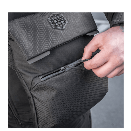 M-Tac Konvert Taske Elite Cordura Hex 1000D:llä, säädettävä olkahihna ja magnetisk lukko, lähikuva lynlås-detaljista.