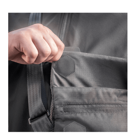 Käsi avaa taskun M-Tac Konvert Taske Elite -laukusta, valmistettu Cordura-materiaalista, magnetventil-avaus.