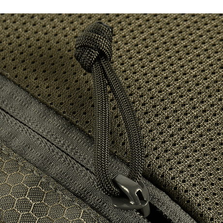 M-Tac Konvert Taske Elite yksityiskohta robustista Cordura-materiaalista ja lynlåsista, lähikuva.