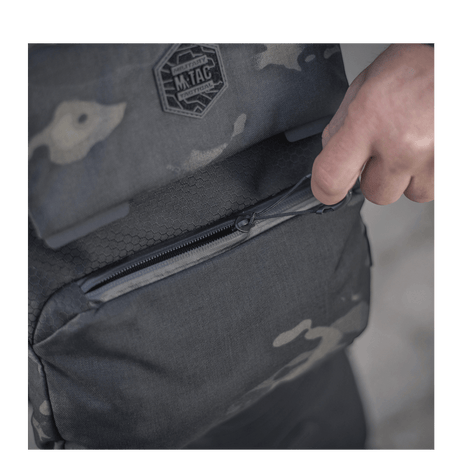 M-Tac Konvert Taske Elite magneettikiinnityksellä ja säädettävällä olkahihnalla, Cordura-materiaalista.