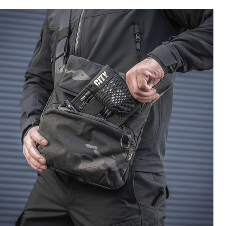 M-Tac Konvert Taske Elite käytössä, Cordura-materiaalia, säädettävä olkahihna ja nopea magneettikiinnitys.