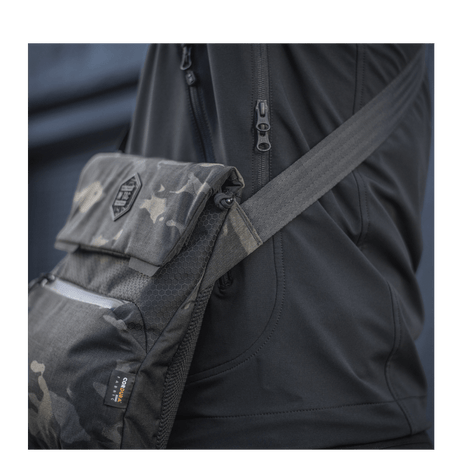 M-Tac Konvert Taske Elite camo-kuosissa, tukeva muotoilu Cordura-kankaasta, käytännöllinen magneettikiinnitys ja säädettävä olkahihna.