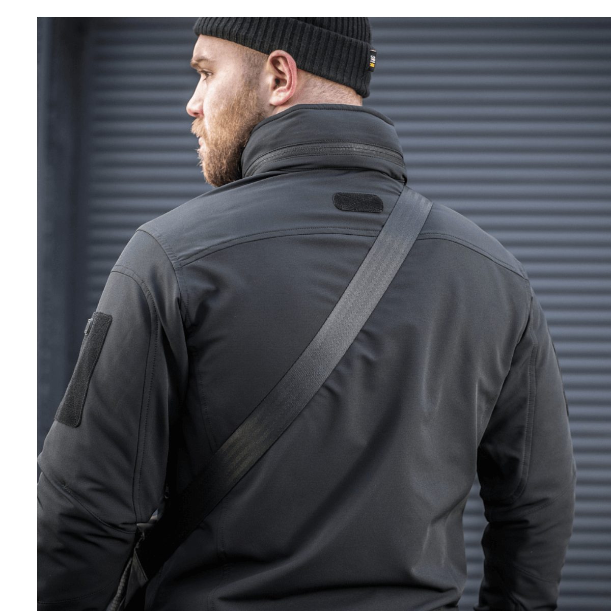 Mand iført M-Tac Konvert Taske Elite med justerbar skulderrem i udendørs setting