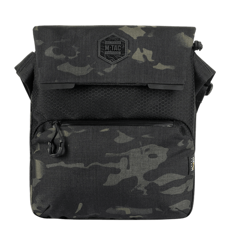 M-Tac Konvert Taske Elite musta camo, säädettävä olkahihna ja Cordura-materiaali, sopii monipuoliseen käyttöön.