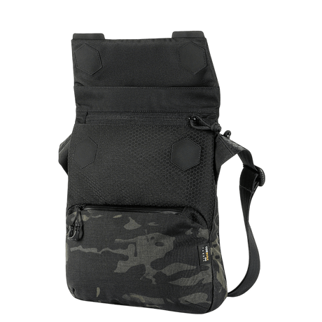 M-Tac Konvert Taske Elite mustasta Cordura-materiaalista, tablettimallinen ja säädettävä olkahihna.