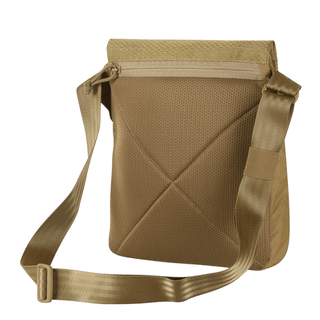 M-Tac Konvert Taske Elite ruskeana Cordura-materiaalista, säädettävä olkahihna, tablet-design ja magnetventil-lukko.