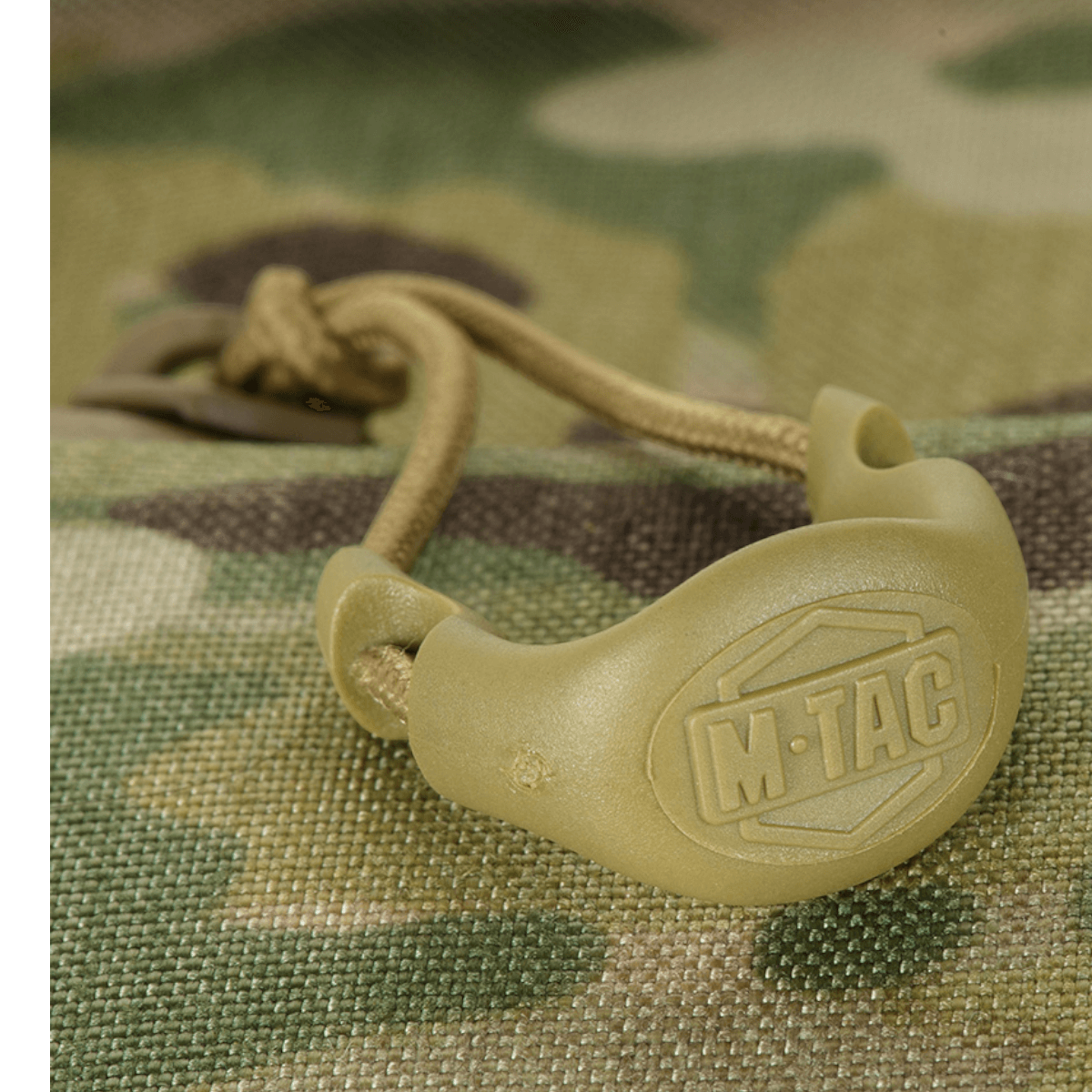 M-Tac Konvert Taske Elite med holdbare materialer, detaljeret visning af snørelukning og camouflage-stof i Cordura.