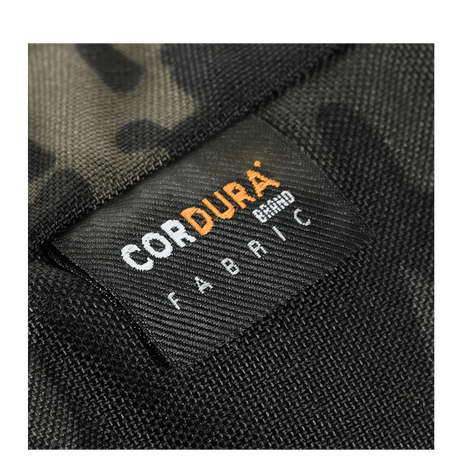 Lähikuva M-Tac Konvert Taske Elite -laukusta, jossa Cordura 500D ja Cordura Hex 1000D, näkyy materiaalimerkintätarra.