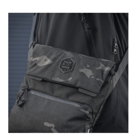M-Tac Konvert Taske Elite Cordura-materiaalista, säädettävä olkahihna ja magneettikiinnitys helppoon käyttöön.