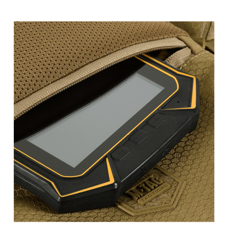M-Tac Konvert Taske Elite tablet-designilla ja kestävällä Cordura-valmistuksella, lähikuva avatusta taskusta nopeaa käyttöä varten.