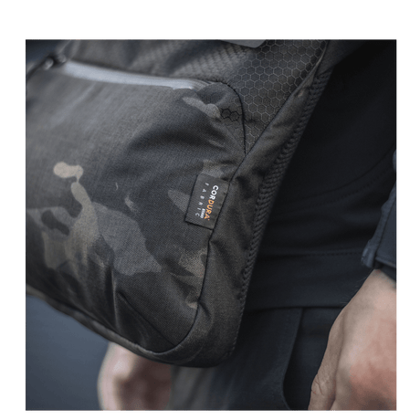 Yksityiskohta M-Tac Konvert Taske Elite -laukusta, Cordura 500D ja 1000D, säädettävä olkahihna ja magneettikiinnitys.
