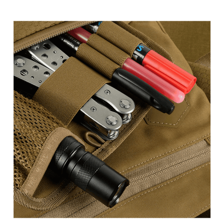 Tarkka kuva M-Tac Konvert Taske Elite -laukun käytännöllisestä varastoinnista, työkaluista ja taskulampusta, Cordura-materiaali.