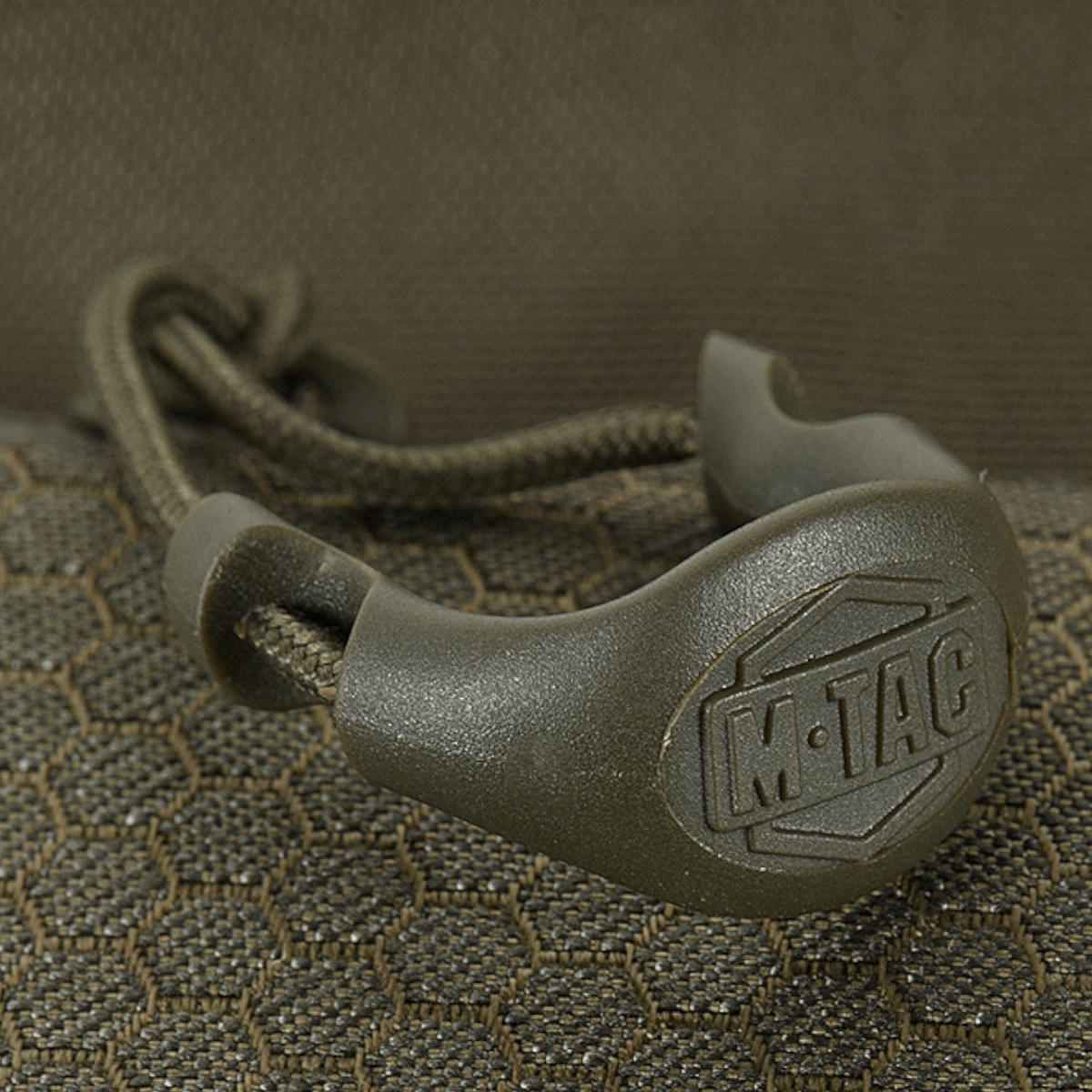 Nærbillede af M-Tac Konvert Taske Elite's magnetventil, fremstillet i slidstærkt Cordura-materiale med et elegant og funktionelt design.