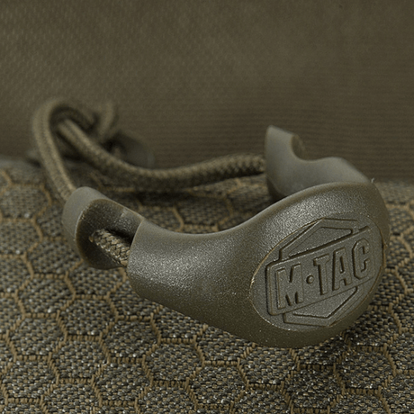 Lähikuva M-Tac Konvert Taske Elite -laukun magneettikiinnityksestä, valmistettu Cordura-materiaalista, tyylikäs ja toiminnallinen muotoilu.