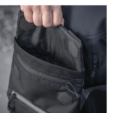 M-Tac Konvert Taske Elite magneettikiinnityksellä, Cordura-materiaalista, näyttää syvän taskun helppoa pääsyä varten.