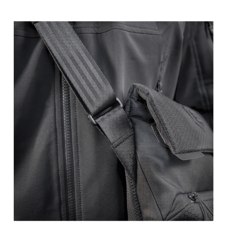M-Tac Konvert Taske Elite, lähikuva säädettävästä olkahihnasta ja magnetventil-kannesta Cordura-materiaalissa.