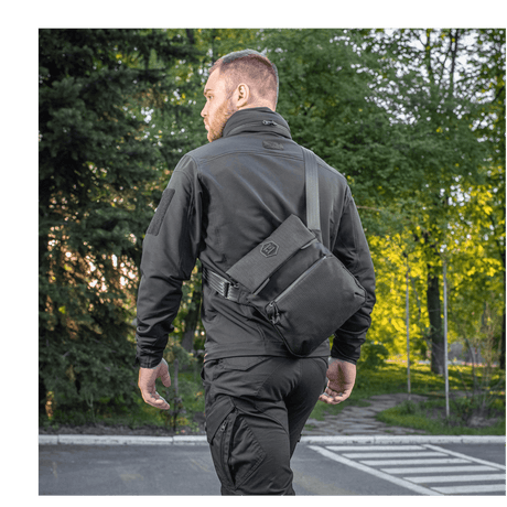 Mies käyttää M-Tac Konvert Taske Eliteä metsäympäristössä.